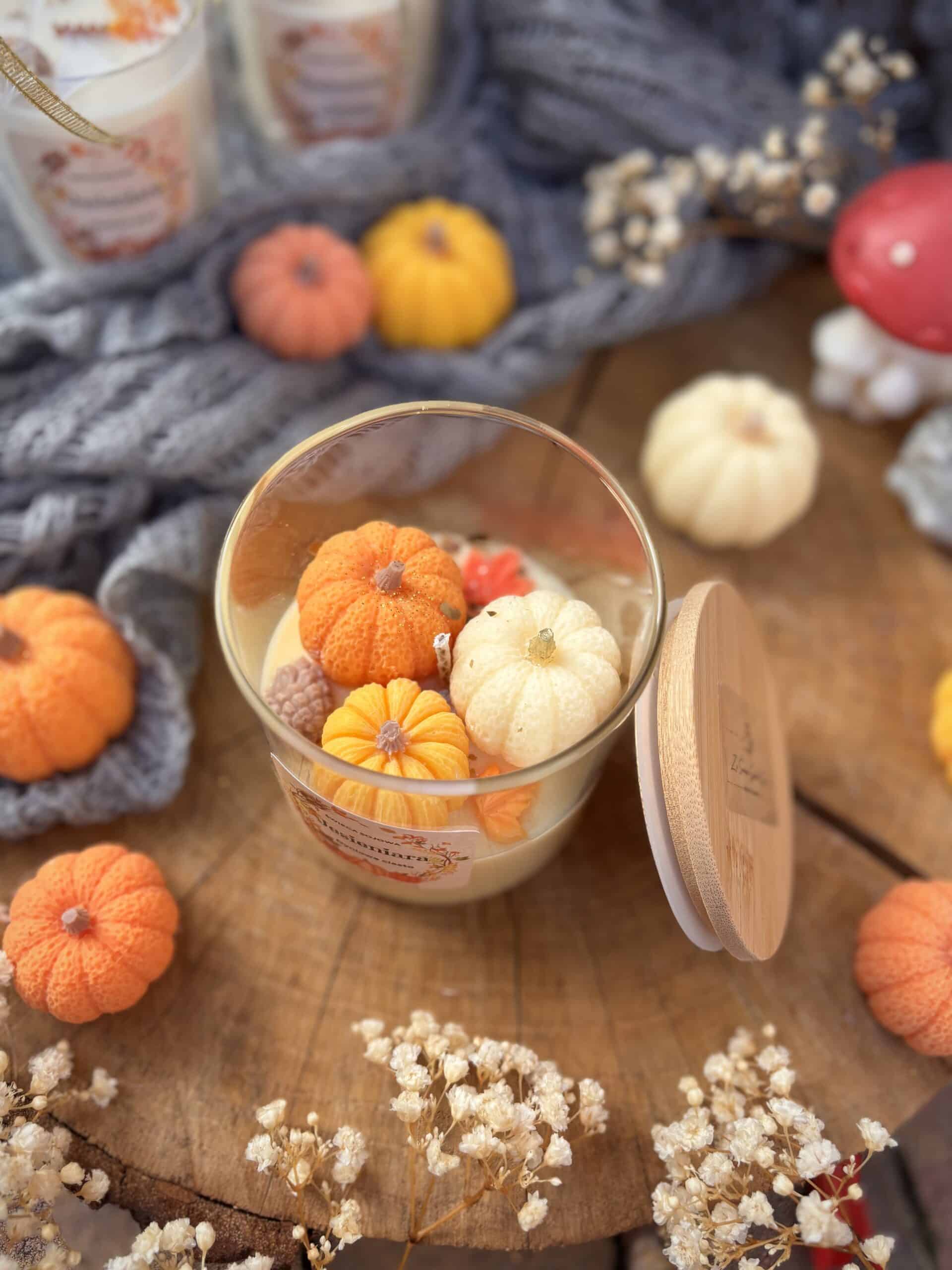 Świeca sojowa z dyniami pumpkin z bambusowym wieczkiem 300g - obrazek 3