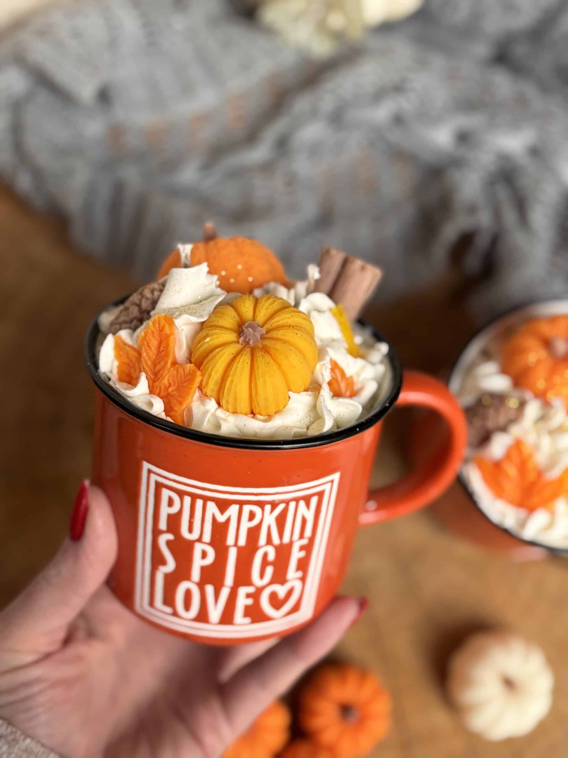 Świeca sojowa Pumpkin Spice Love w jesiennym kubku - obrazek 4