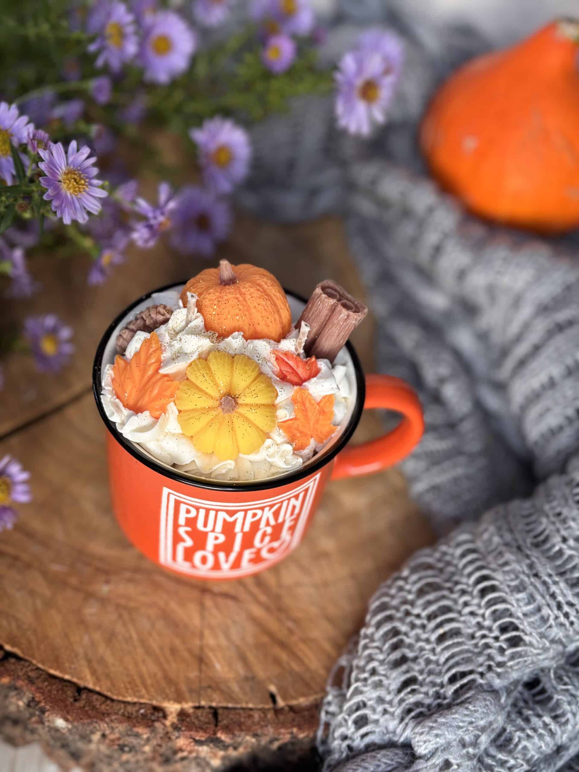 Świeca sojowa Pumpkin Spice Love w jesiennym kubku