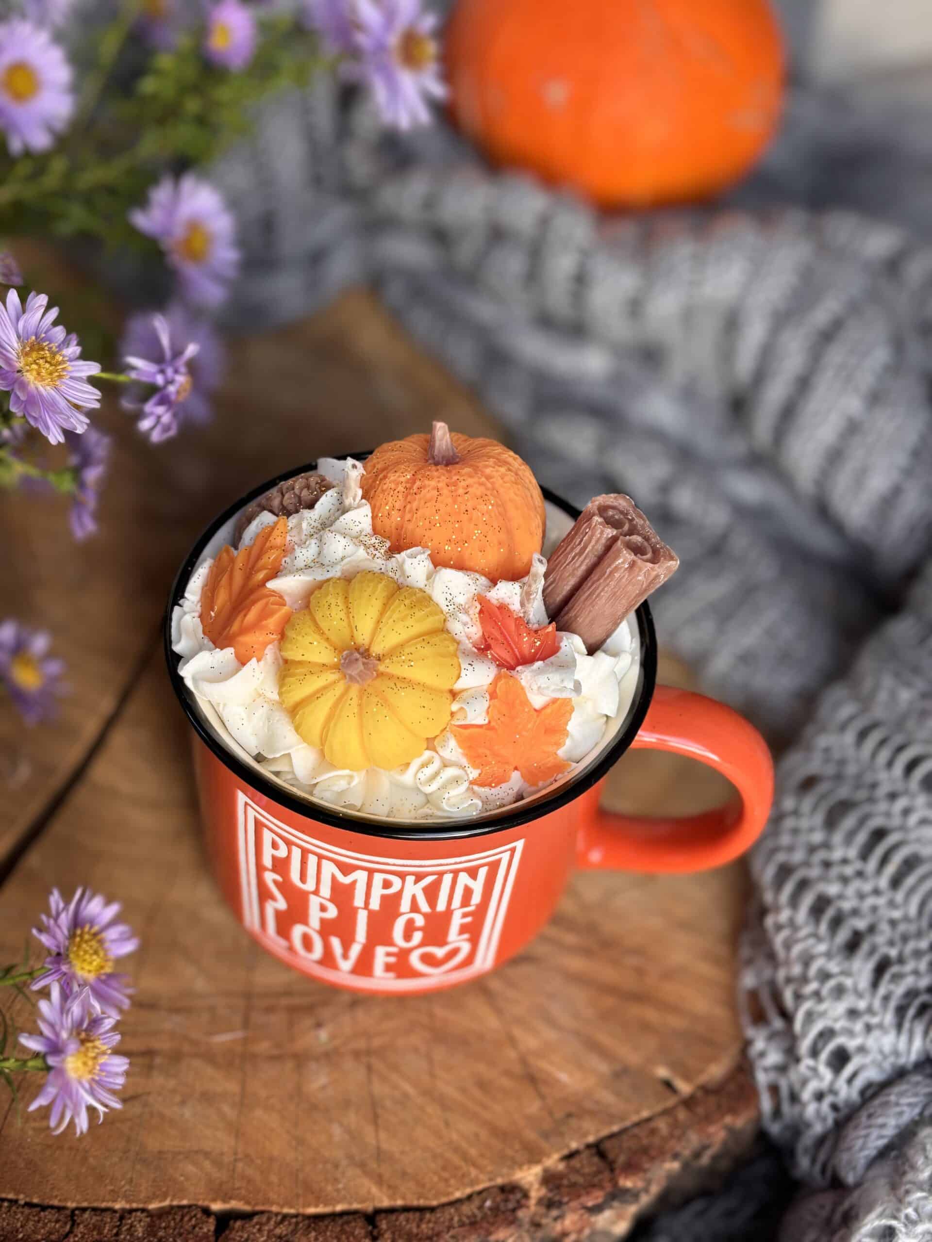 Świeca sojowa Pumpkin Spice Love w jesiennym kubku - obrazek 2