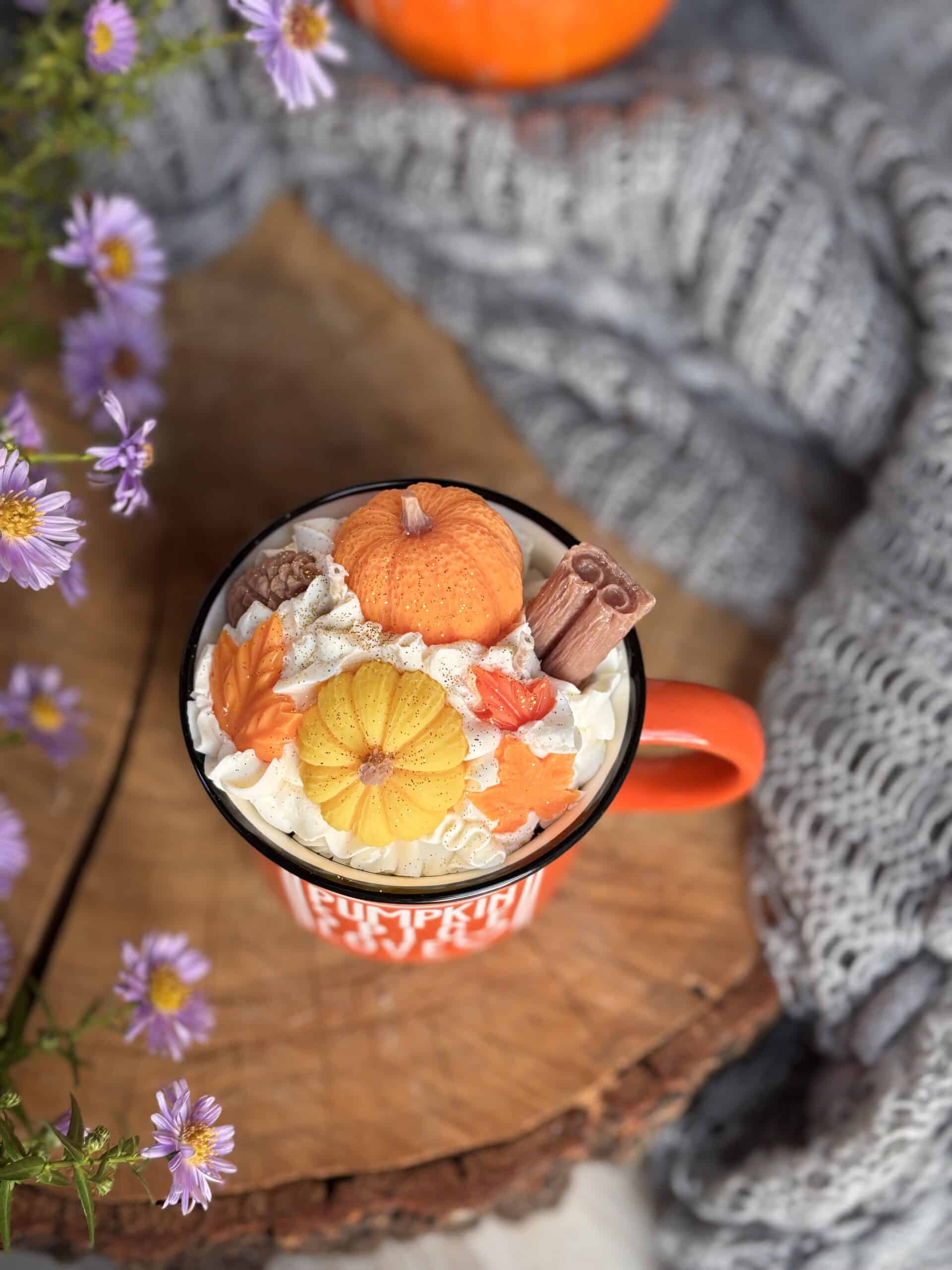 Świeca sojowa Pumpkin Spice Love w jesiennym kubku - obrazek 3