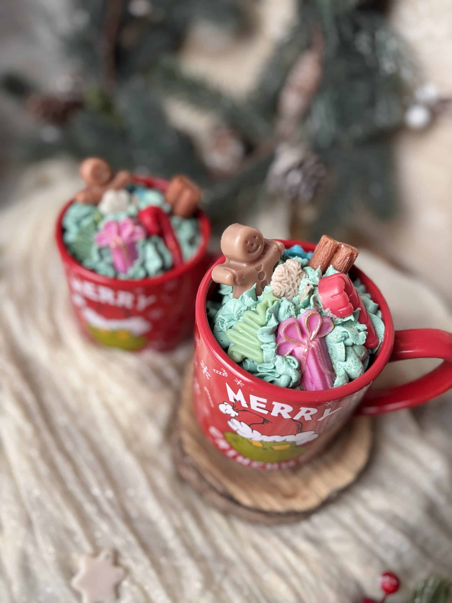 Świeca sojowa "Grinchowa Magia Świąt" w dyżym kubku Grinch 430 g - obrazek 5