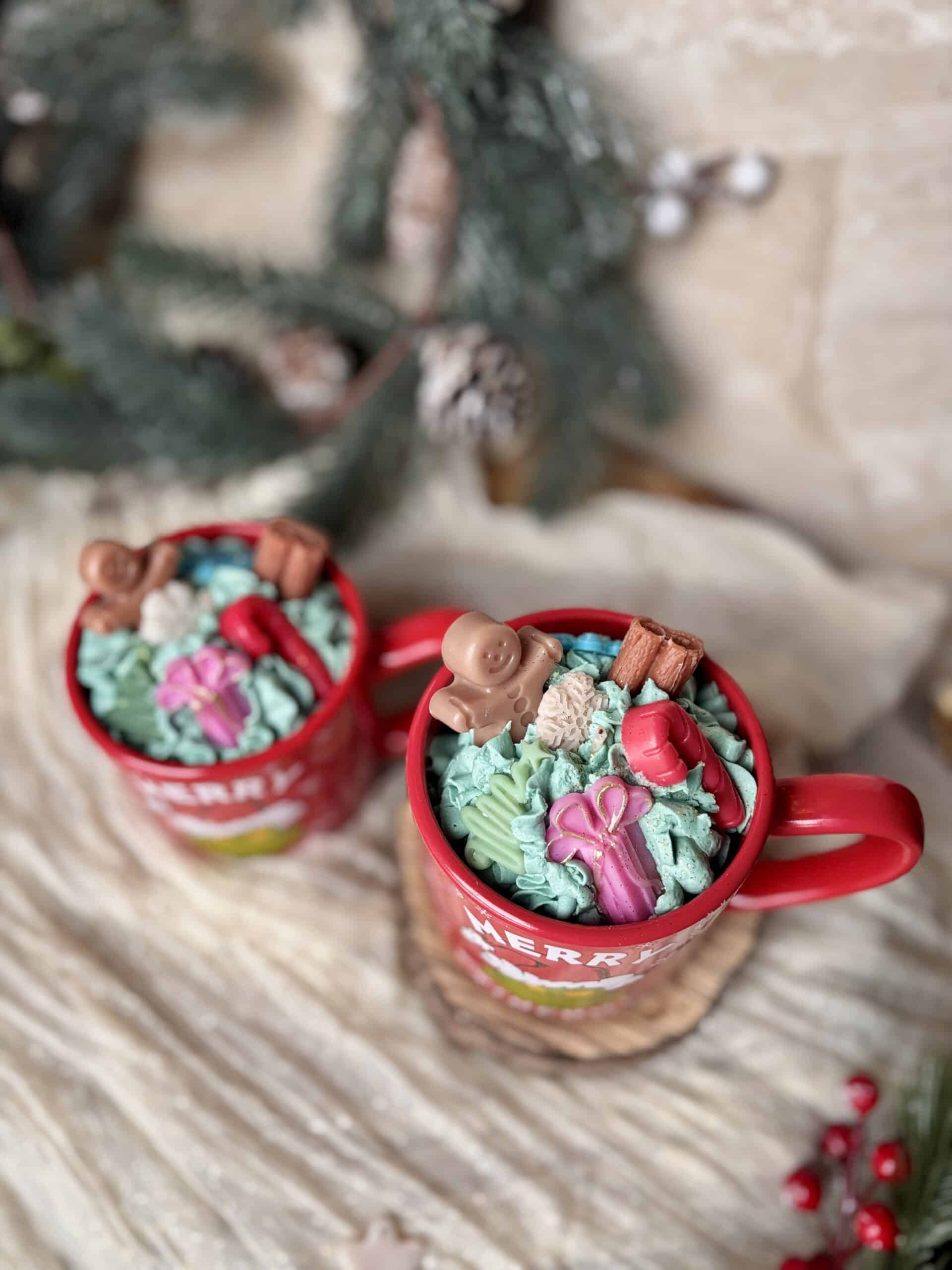 Świeca sojowa "Grinchowa Magia Świąt" w dyżym kubku Grinch 430 g - obrazek 4