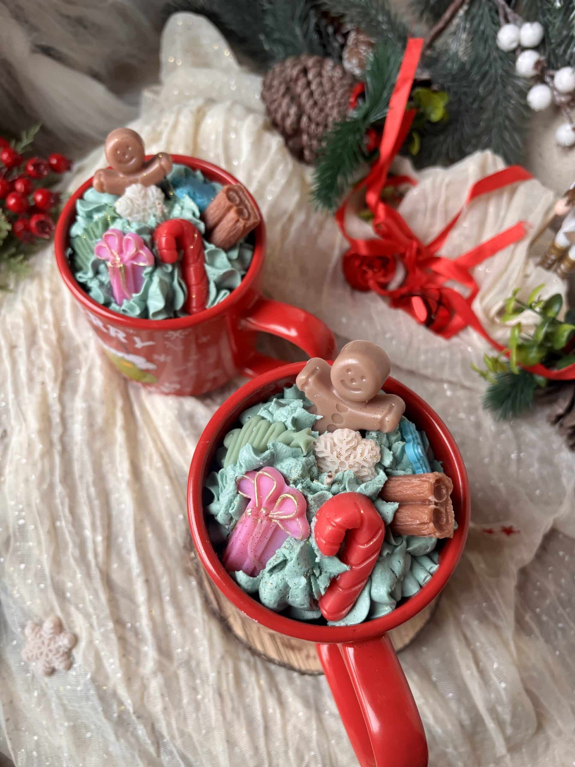 Świeca sojowa "Grinchowa Magia Świąt" w dyżym kubku Grinch 430 g - obrazek 3