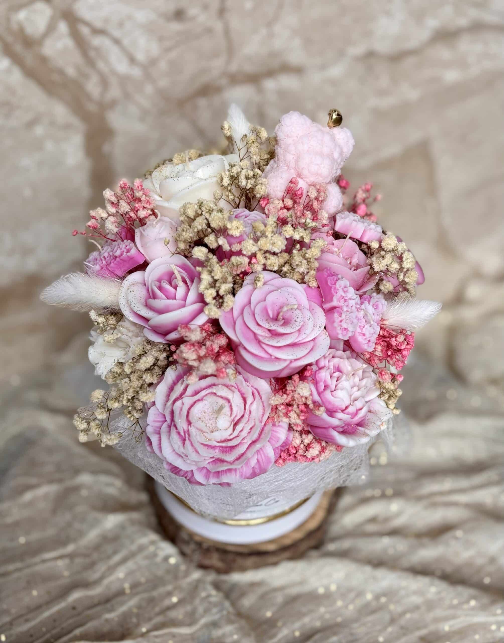 Bukiet ze świec sojowych Flowerbox Różowa Harmonia z misiem