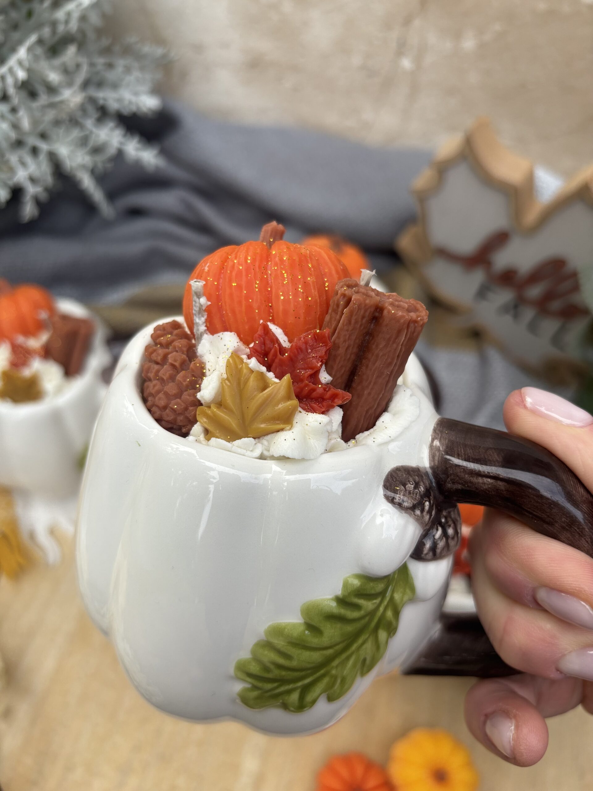 Świeca sojowa z dynią w białym dyniowym kubku 330 g - obrazek 2